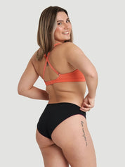Leanne porte la taille M | Leanne is wearing size M