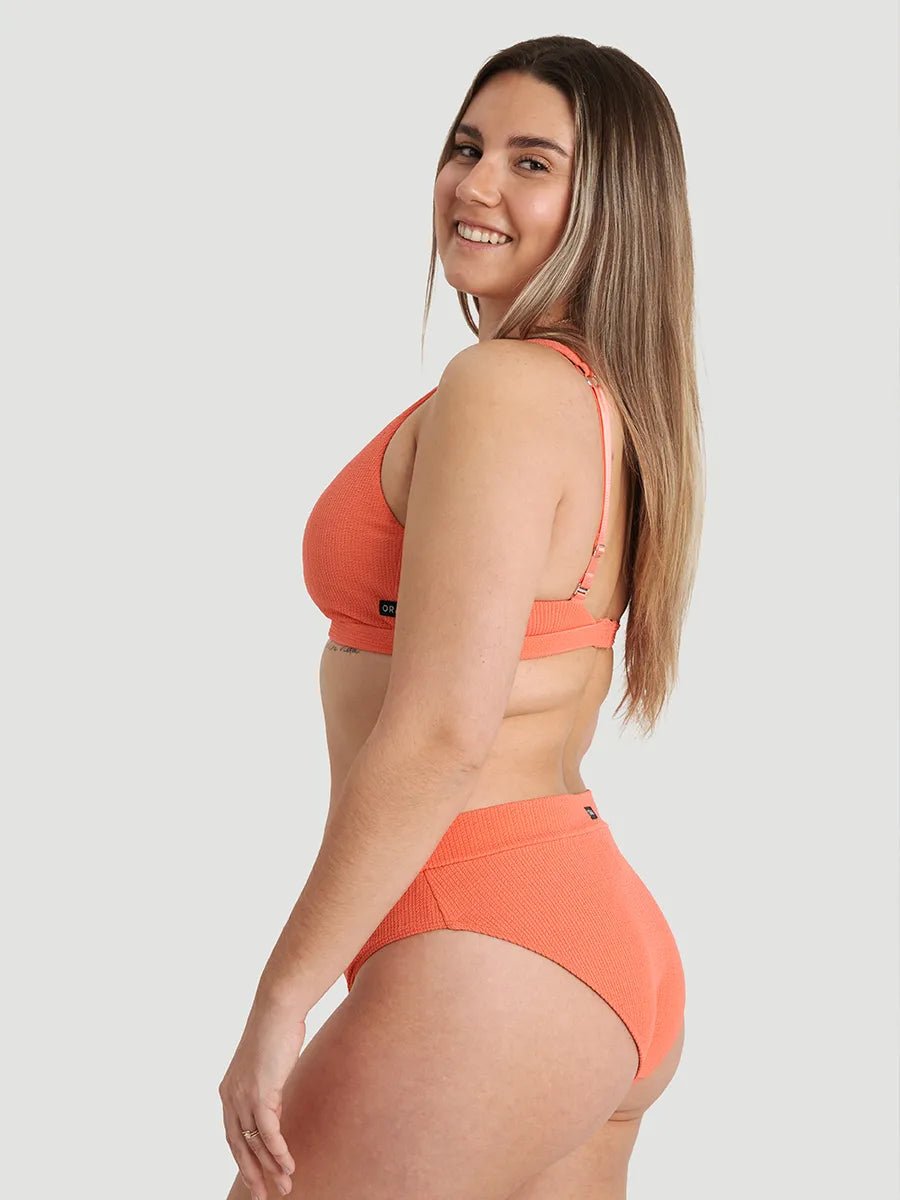 Leanne porte la taille M | Leanne is wearing size M