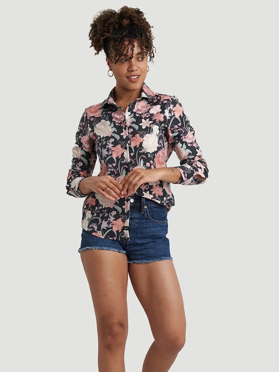 Kenya porte la taille S | Kenya is wearing size S