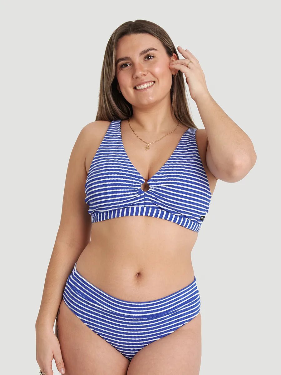 Leanne porte la taille M | Leanne is wearing size M