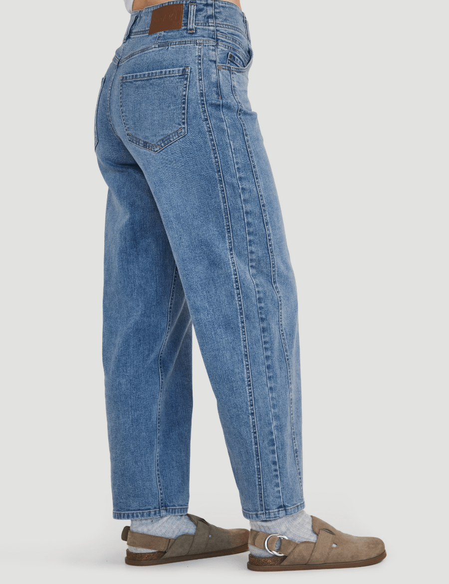 Marie-William porte la taille 27 | Marie-William is wearing size 27