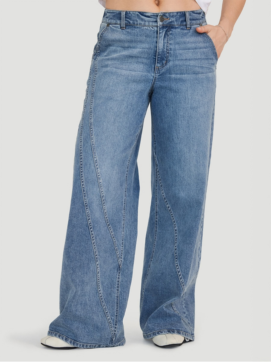 Marie-William porte la taille S | Marie-William is wearing size S