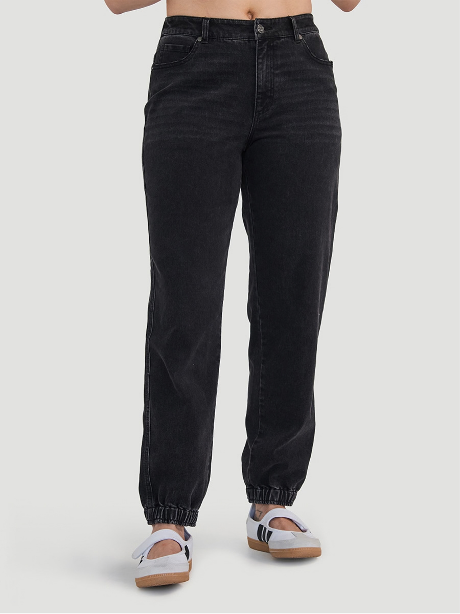 Marie-William porte la taille S | Marie-William is wearing size S