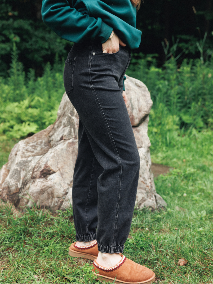 le-jean-jogger-nora-noir-delave-4.png