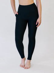 Morgane porte la taille S | Morgane is wearing size S