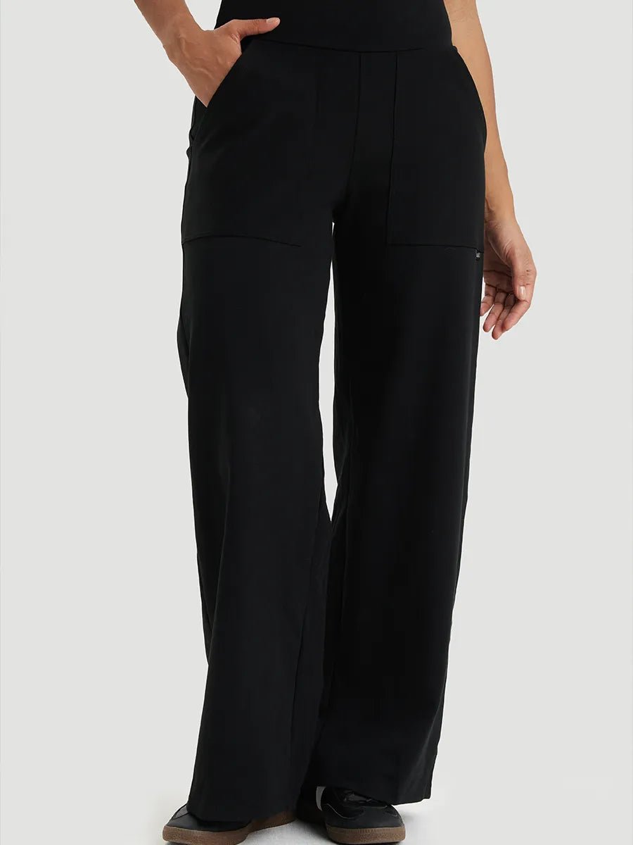 Camille porte la taille S | Camille is wearing size S