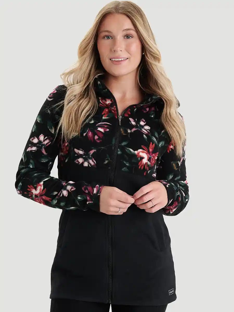 Virginie porte la taille S | Virginie is wearing size S