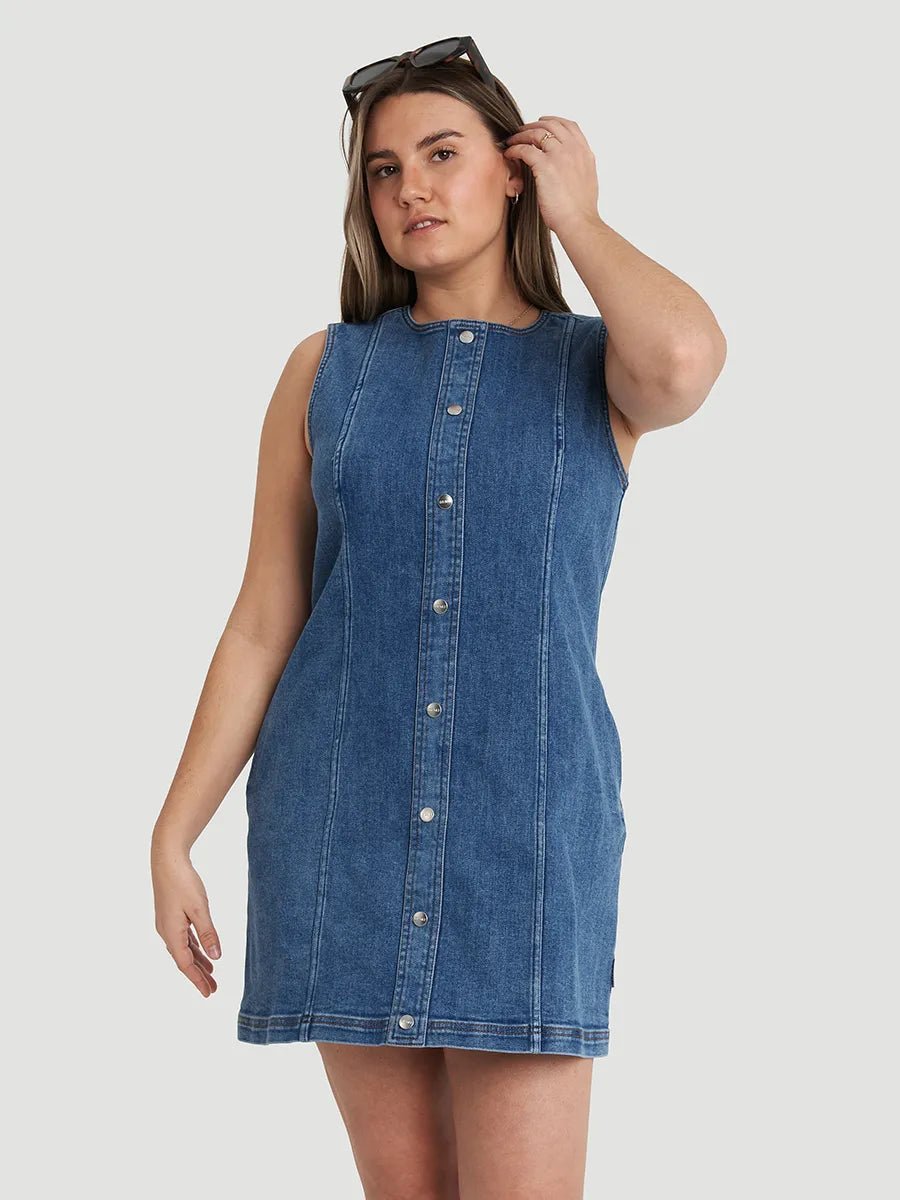 Leanne porte la taille M | Leanne is wearing size M