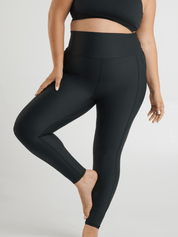 Lilia porte la taille XL | Lilia is wearing size XL