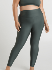 Lilia porte la taille XL | Lilia is wearing size XL