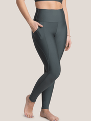 Marie-William porte la taille S | Marie-William is wearing size S